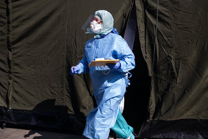 Kolejne przypadki zakażeń i ofiara śmiertelna koronawirusa w Polsce.