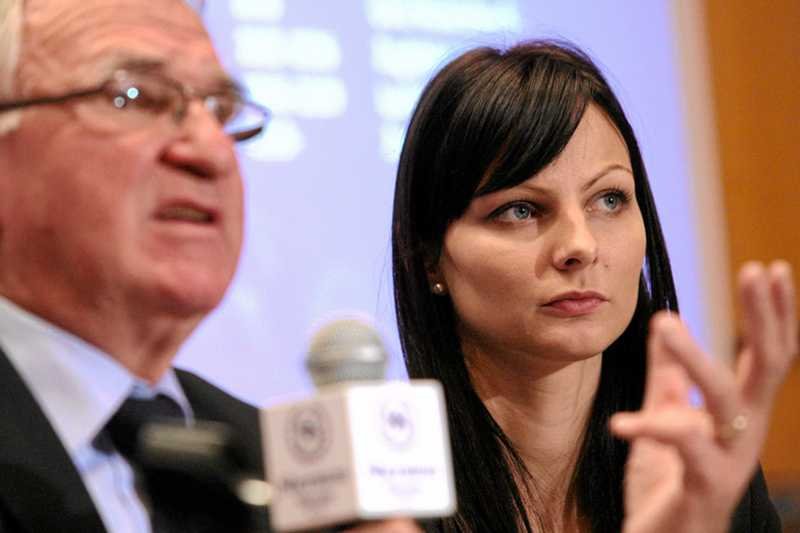 Agnieszka Olejkowska na konferencji prasowej z Antonim Piechniczkiem, wiceprezesem PZPN, 2009 r.