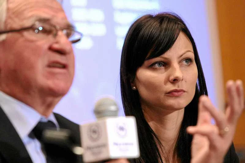 Agnieszka Olejkowska na konferencji prasowej z Antonim Piechniczkiem, wiceprezesem PZPN, 2009 r.