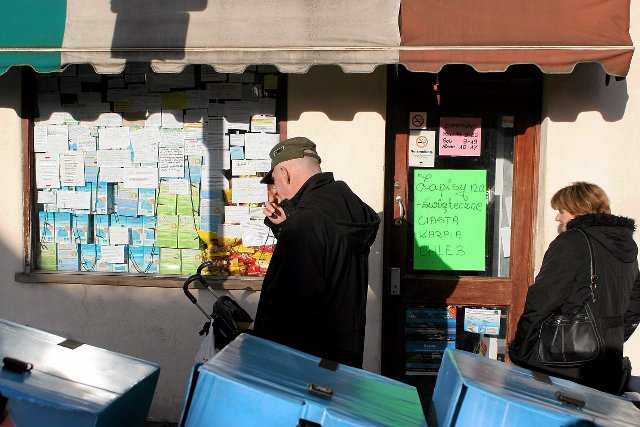 Partia Pracy dołącza do Partii Konserwatywnej w zapowiedziach zaostrzenia warunków socjalnych imigrantów w Wielkiej Brytanii. Na zdjęciu mężczyzna czyta ogłoszenia na szybie polskiego sklepu w Londynie