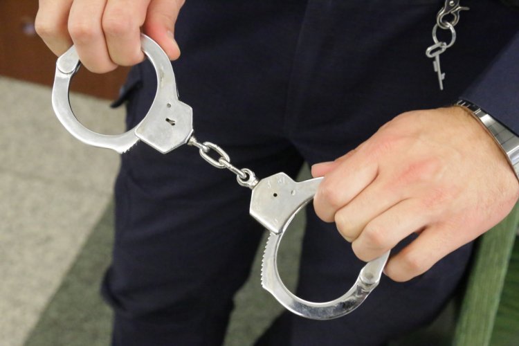 Barwice: przedszkolanka związała ręce dziecka taśmą klejącą.