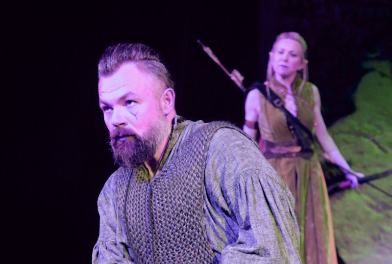 "Hobbit" na deskach Teatru Dramatycznego w Białymstoku.  Thorin – Piotr Szekowski i Elf – Monika Zaborska.