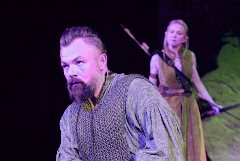 "Hobbit" na deskach Teatru Dramatycznego w Białymstoku. Thorin – Piotr Szekowski i Elf – Monika Zaborska.