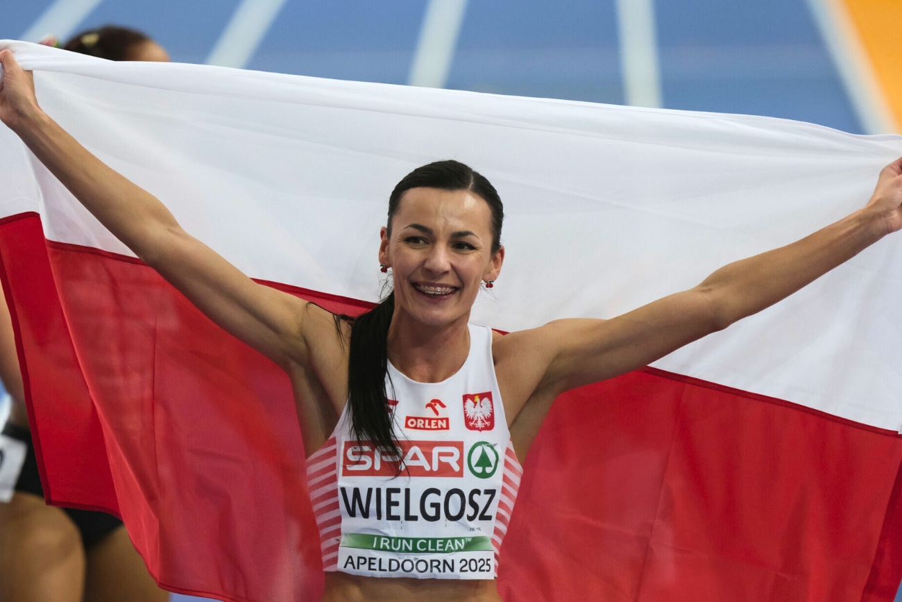 Anna Wielgosz z flagą Polski na Halowych Mistrzostwach Europy w Apeldoorn