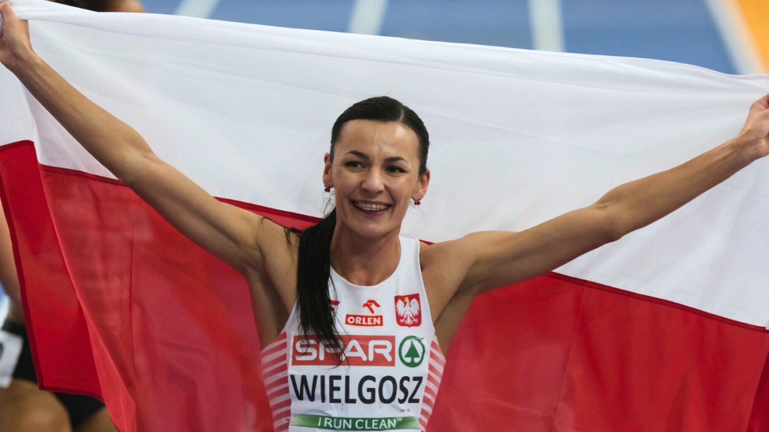Anna Wielgosz z flagą Polski na Halowych Mistrzostwach Europy w Apeldoorn