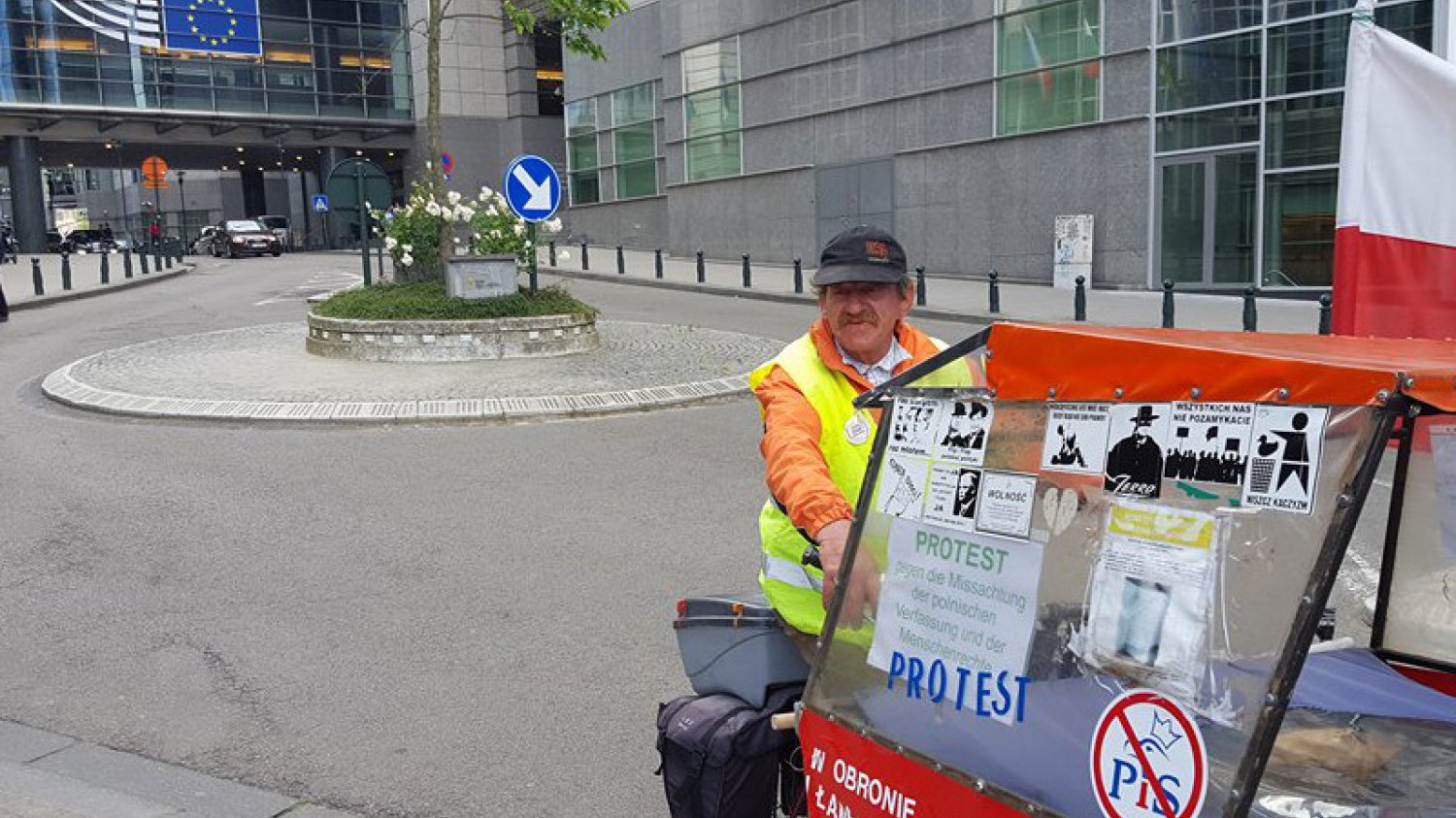 Przejechał 3500 km przez Europę, bo protestuje przeciwko rządom PiS.