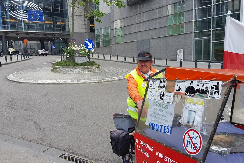 Przejechał 3500 km przez Europę, bo protestuje przeciwko rządom PiS.