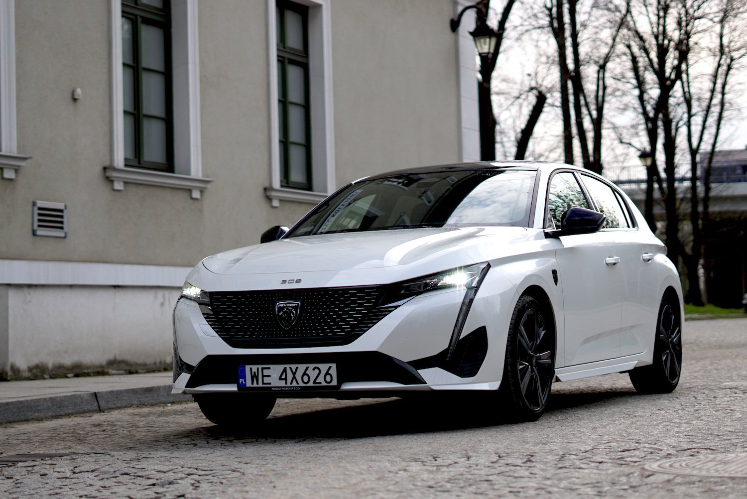 Peugeot 308 przyciąga wzrok i wyróżnia się na drodze. Tyle że w hybrydowej wersji trzeba za niego sporo zapłacić.