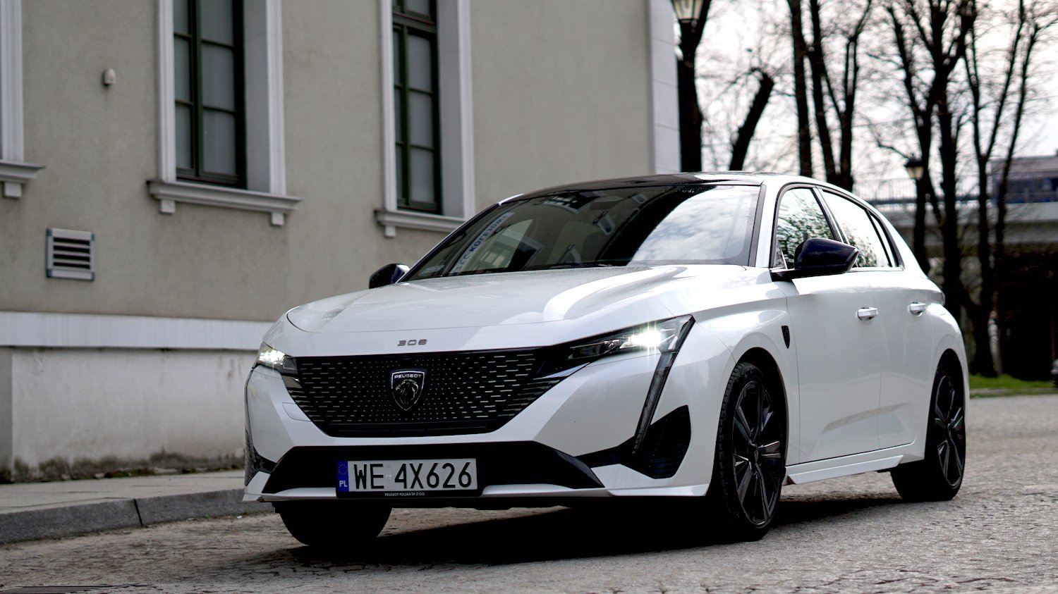 Peugeot 308 przyciąga wzrok i wyróżnia się na drodze. Tyle że w hybrydowej wersji trzeba za niego sporo zapłacić.