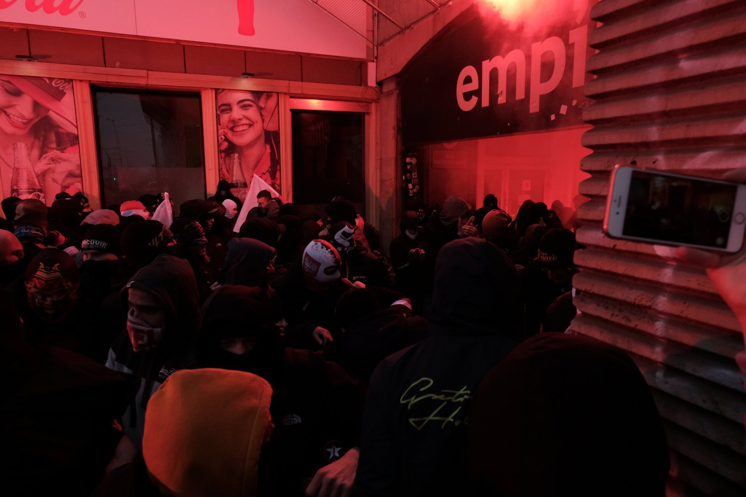 Starcia z policją miały miejsce przy salonie Empik w centrum Warszawy