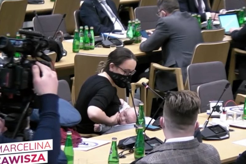 Posłanka karmiła dziecko podczas sejmowej komisji zdrowia.