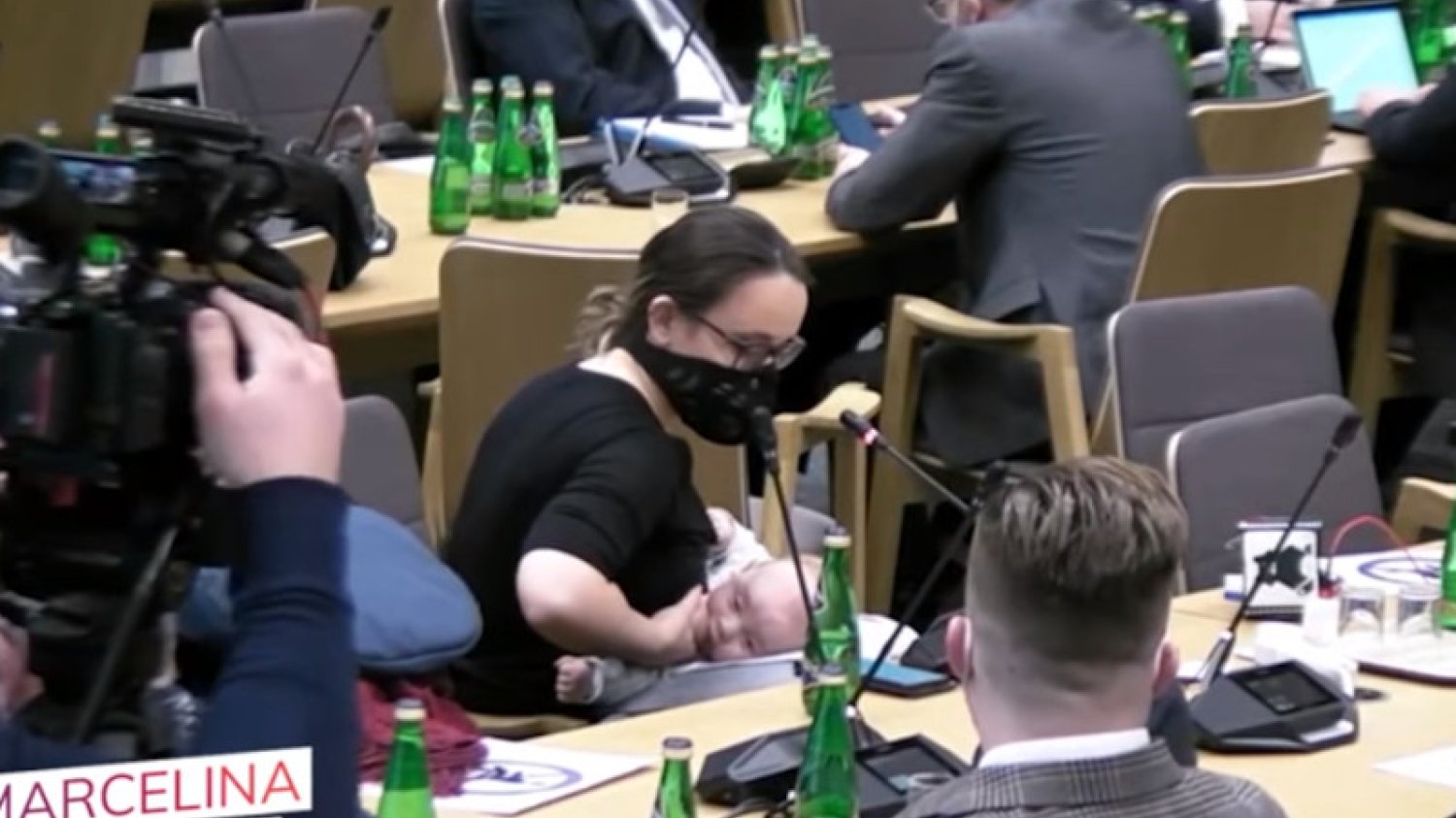 Posłanka karmiła dziecko podczas sejmowej komisji zdrowia.