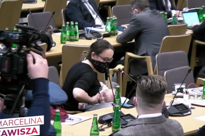 Posłanka karmiła dziecko podczas sejmowej komisji zdrowia.