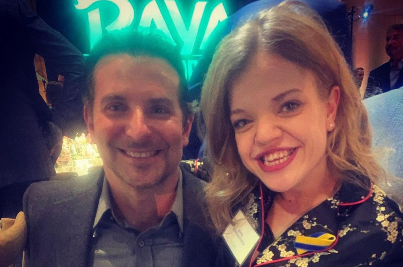 Aktorka z nominowanego do Oscara polskiego filmu "Sukienka" Anna Dzieduszycka pozuje na zdjęciu z Bradleyem Cooperem.