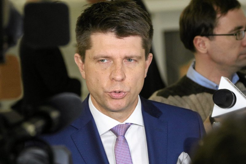 Petru nic nie wie o rozłamie?