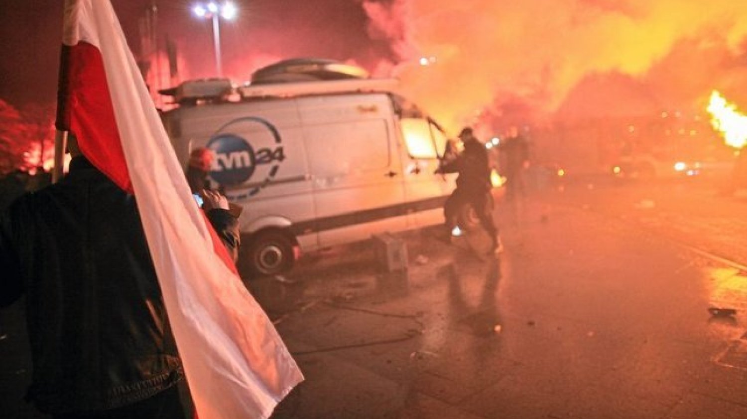 Płonący wóz TVN24 podczas Marszu Niepodległości 11.11.2011.