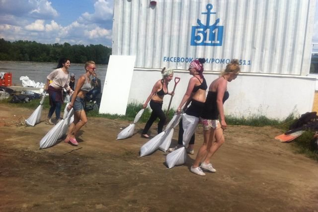 Wisła wylewa, dziewczyny noszą worki z piaskiem. Okolice Pomostu 511