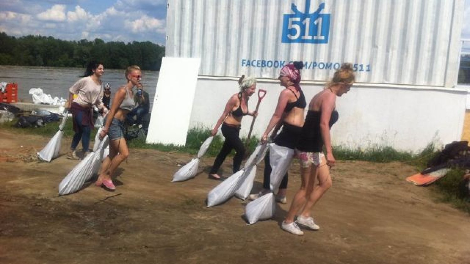 Wisła wylewa, dziewczyny noszą worki z piaskiem. Okolice Pomostu 511