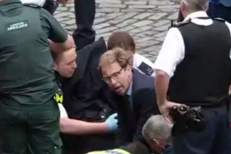 Wiceminister spraw zagranicznych Tobias Ellwood ruszył na pomoc rannemu w zamachu policjantowi. Zakrwawiona twarz ministra stała się symbolem.