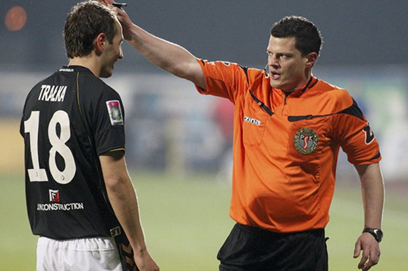 Tomasz Musiał jest kolejnym sędzią, który został odsunięty od prowadzenia meczów w polskiej ekstraklasie.