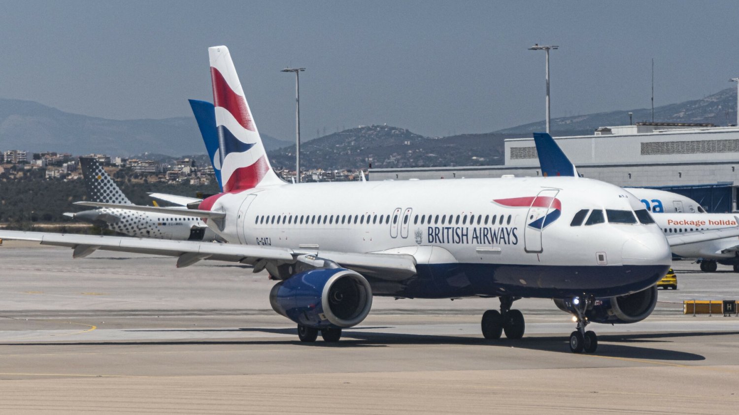 Stewardesa linii British Airways aktywowała zjeżdżalnię awaryjną podczas przygotowań do lotu.