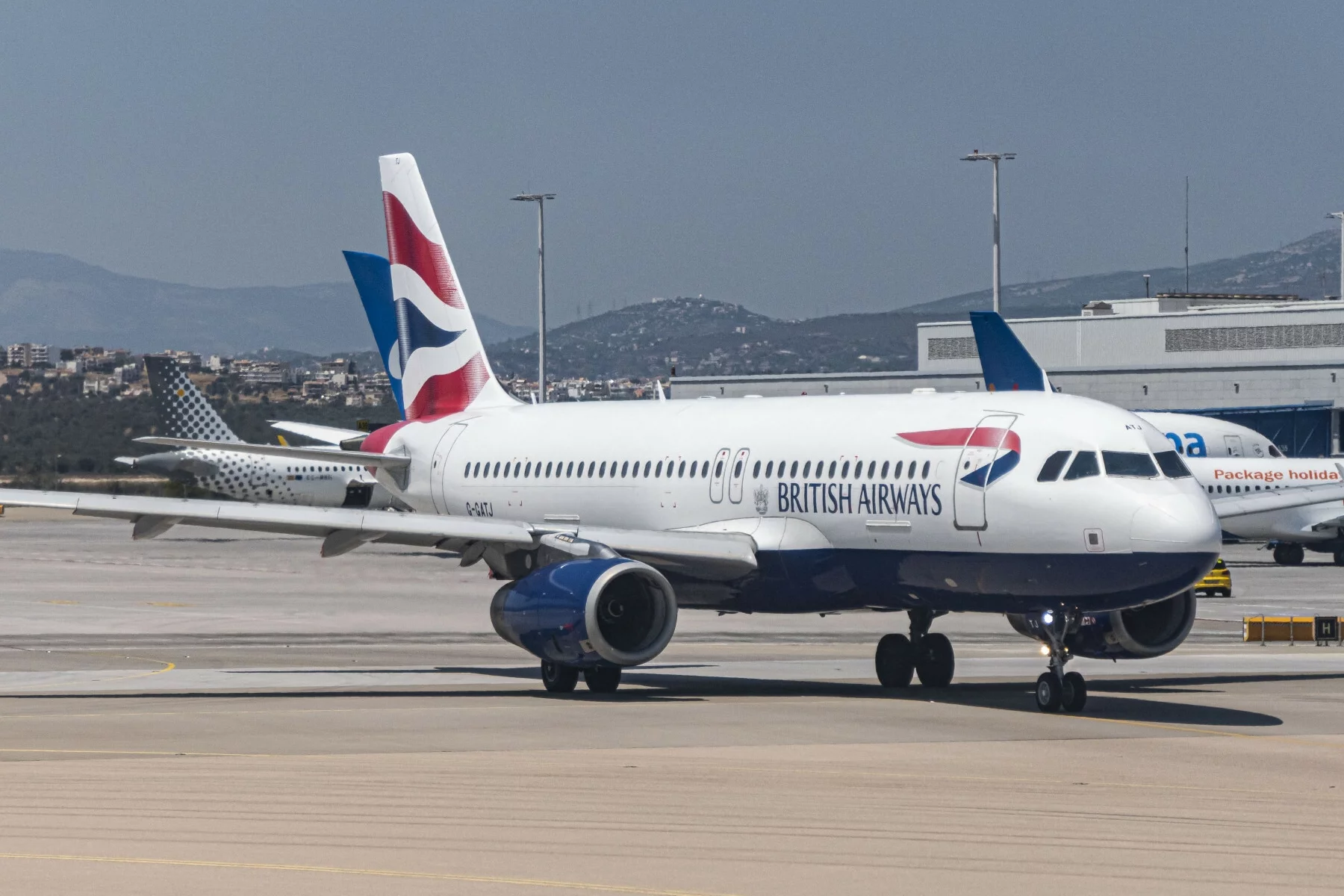 Stewardesa linii British Airways aktywowała zjeżdżalnię awaryjną podczas przygotowań do lotu.