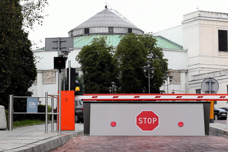 Groźby śmierci, podpalony samochód, anonimy. "Wiemy, gdzie mieszkacie" to polityczna codzienność