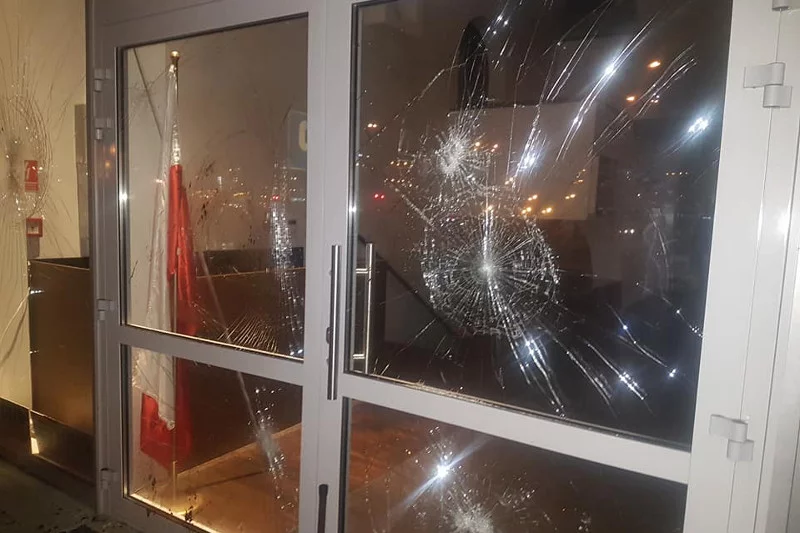 Policja ustala przebieg zdarzeń oraz sprawców napadu na Ośrodek Kultury Muzułmańskiej na warszawskiej Ochocie.