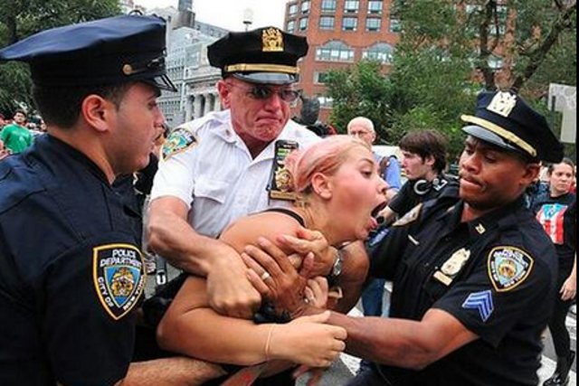 Jedno z przesłanych zdjęć. Trzech policjantów obezwładnia kobietę