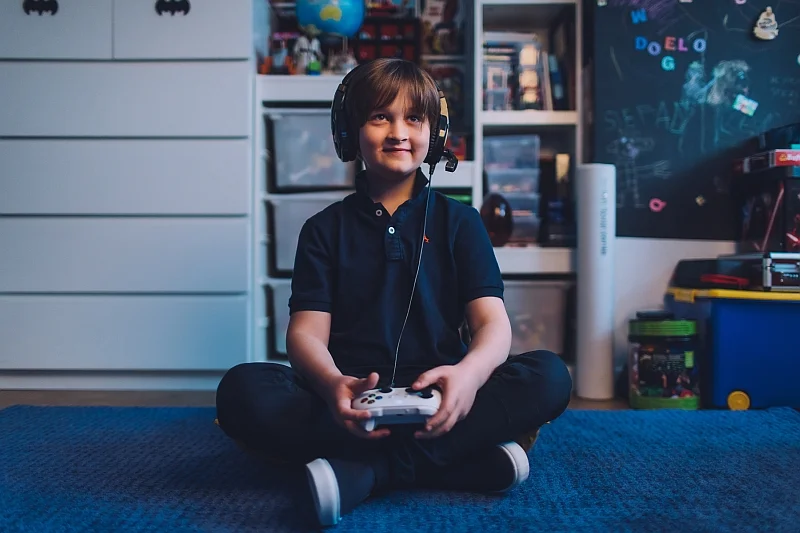 Wspólna gra na konsoli może być dla rodziny jedną z przyjemniejszych rozrywek w domu. Dlaczego grać tylko w pojedynkę, skoro można dokupić dodatkowego gamepada i zaprosić bliskich do zabawy?