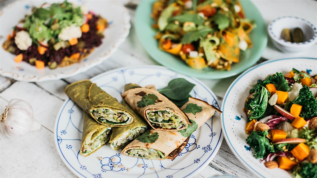 Efekty popołudnia spędzonego u Kornelii , na pierwszym planie naleśniki orkiszowe barwione na zielono sokiem z jarmużu i ze szpinaku.