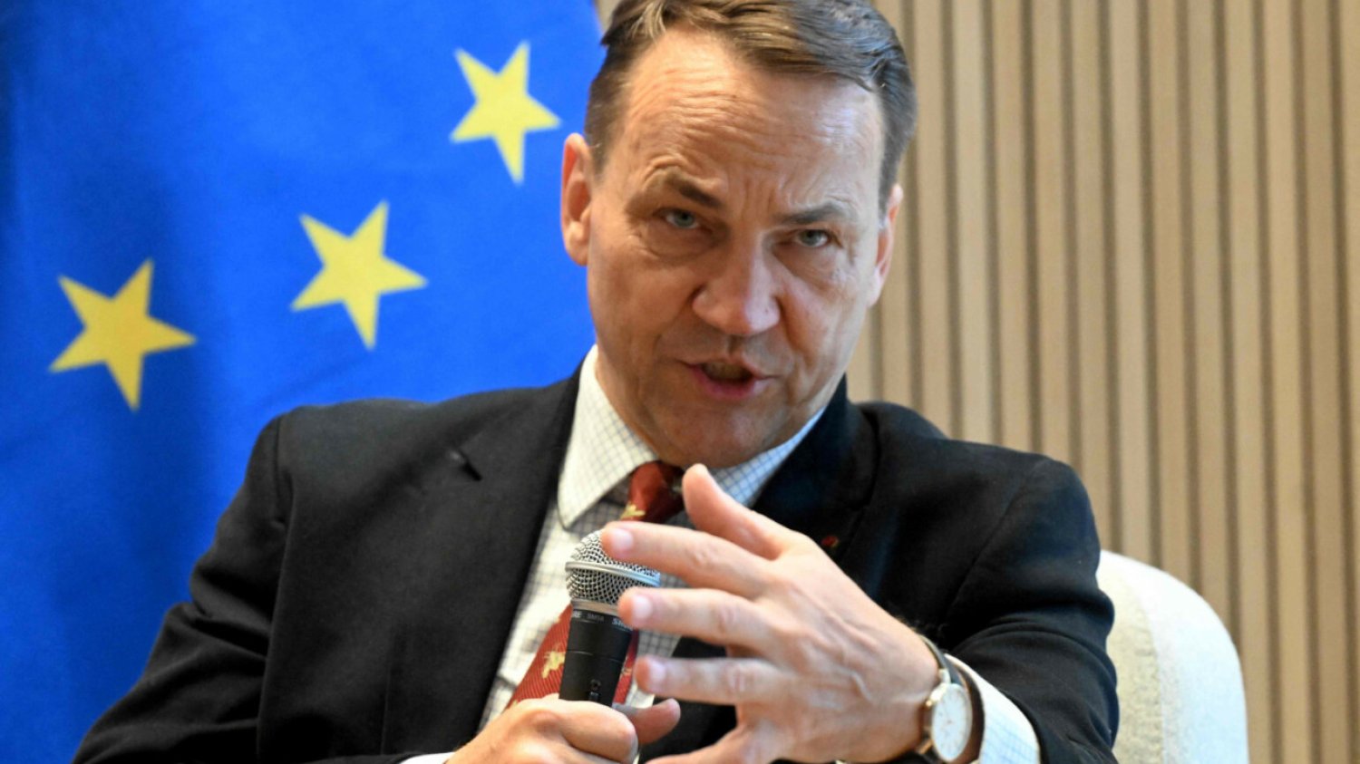 Sikorski zakpił z Nawrockiego. Tak zareagował na drogie podróże kandydata PiS Sikorski dodał z rana taki wpis. Szef MSZ zakpił z Karola Nawrockiego