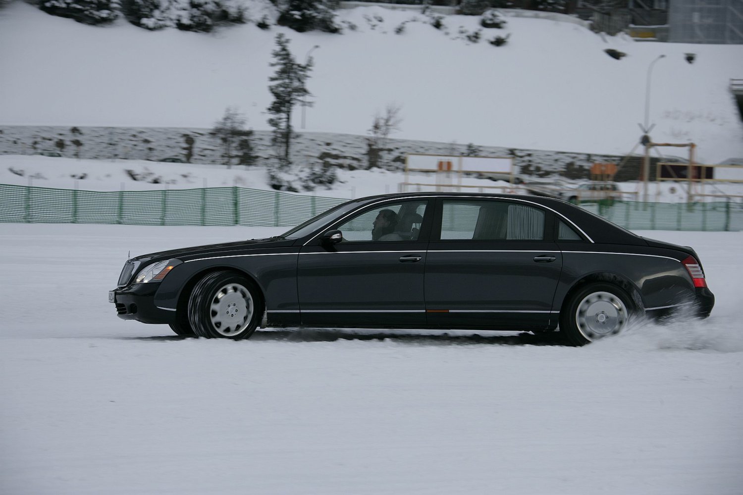 Maybach 62 na zamarzniętym jeziorze w St. Moritz. Za kierownicą autor.