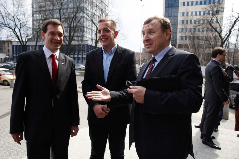 Według dziennika "Fakt", Paweł Gajewski (tutaj w środku) to przyboczny Jacka Kurskiego.