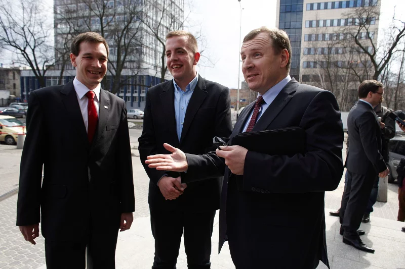 Według dziennika "Fakt", Paweł Gajewski (tutaj w środku) to przyboczny Jacka Kurskiego.