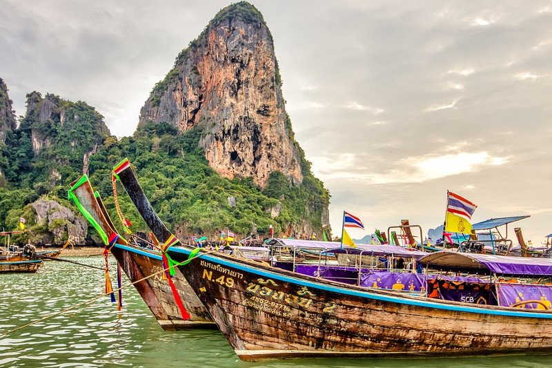 Najczęstszym pytaniem turystów z Polski przed podróżą do Tajlandii jest – czy muszę mieć wizę? Jeśli nasz pobyt w tym kraju nie będzie dłuższy niż 30 dni, wówczas nie istnieje konieczność wyrobienia wizy
