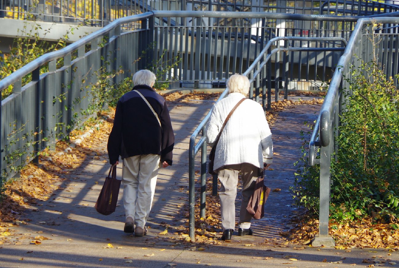 Sondaż. Emeryci o swoich obawach. "Nie stać na wykup leków"