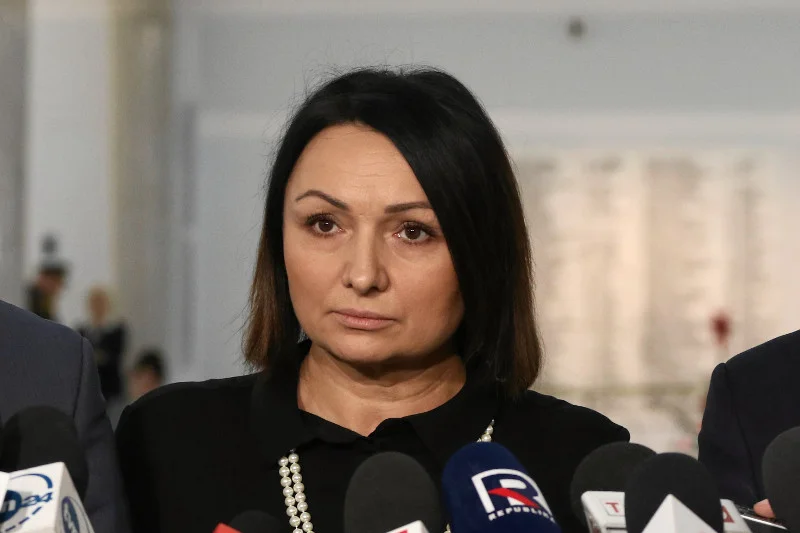 Monika Wielichowska na Twitterze pochwaliła się, że na sejmowych choinkach zawiesiła bombki z hasłem "Konstytucja".