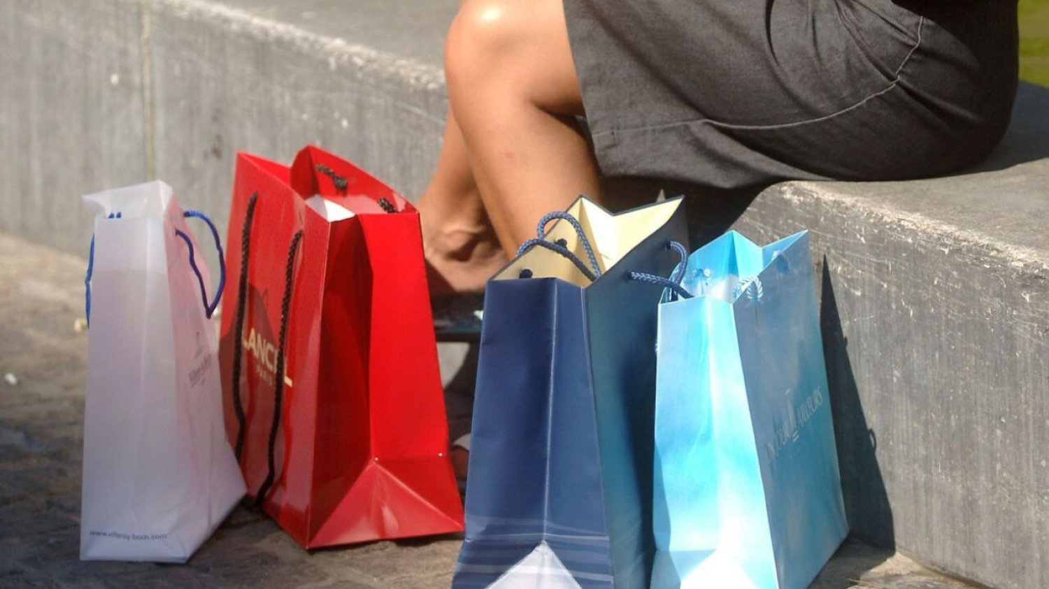 Ten trend może mieć fatalne skutki. "Doom spending" króluje wśród milenialsów i zetek