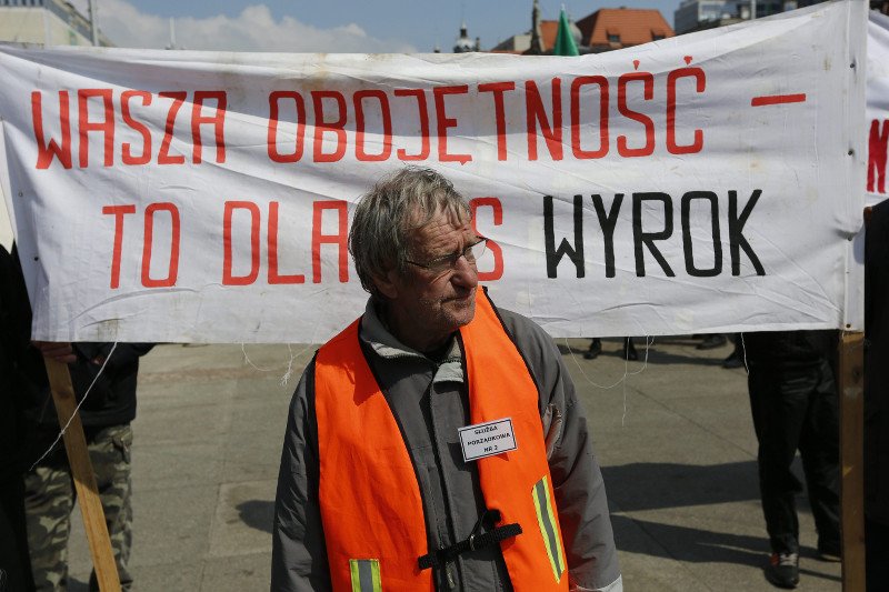 To są ludzie, których na co dzień nie dostrzegasz. 3 mln osób skorzystają na zmianie przepisów w sprawie kwoty wolnej . Na zdjęciu - pochód bezdomnych w Katowicach 1 maja 2016 r.