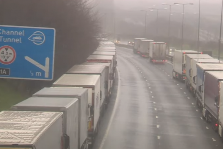 Na granicy brytyjsko-francuskiej czekają tysiące ciężarówek. Koronawirus: kierowcy, którzy utknęli w Wielkiej Brytanii, rozważają strajk głodowy,