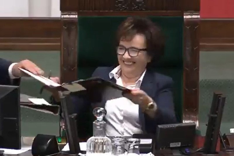 Marszałek Sejmu Elżbieta Witek znowu nie mogła powstrzymać śmiechu.