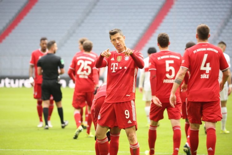 Lewandowski ma zagrać w czterech ostatnich ligowych meczach. Piłkarze 1. i 2. Bundesligi trafią na przymusową izolację.
