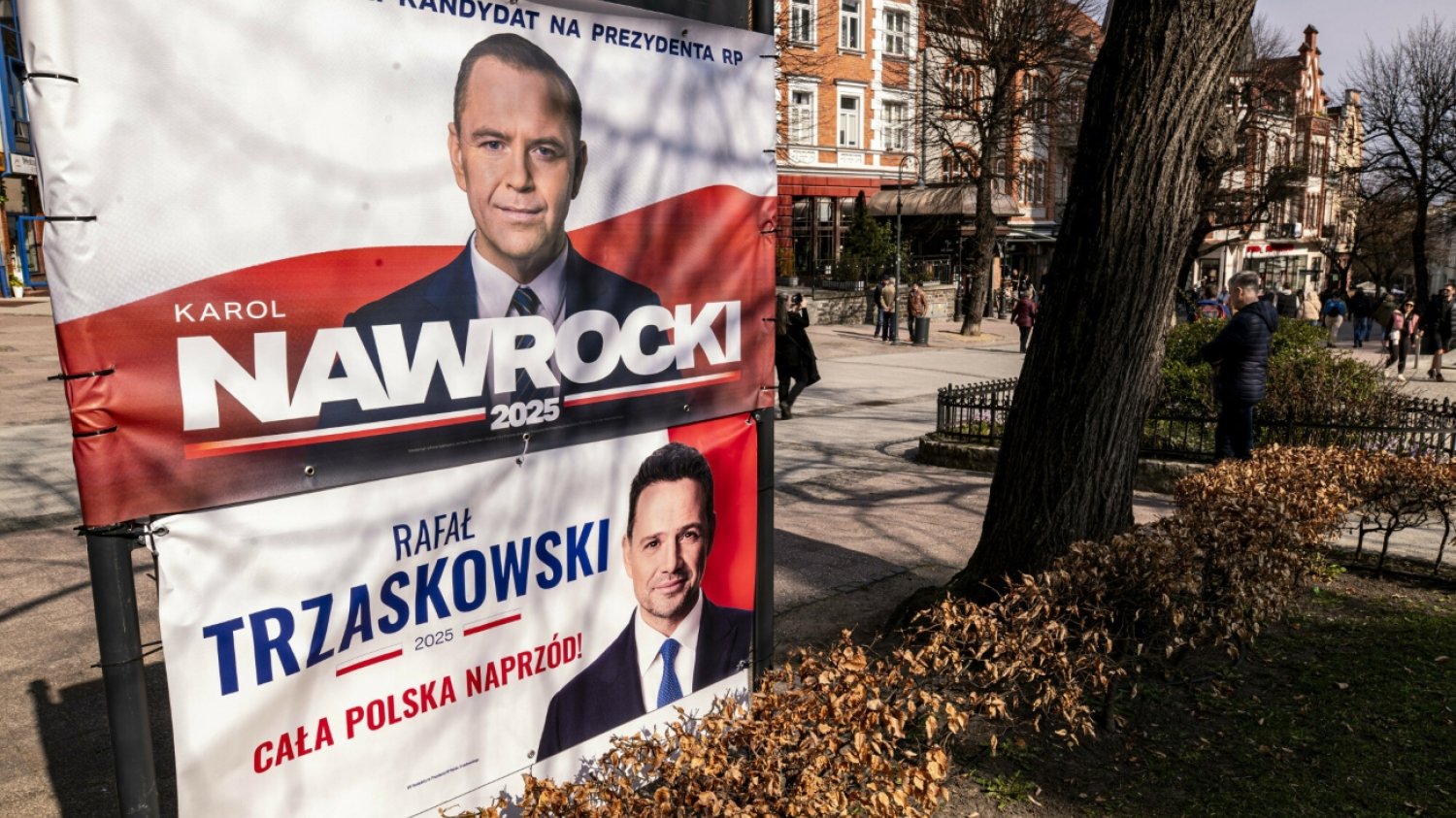Wybory prezydenckie 2025. Plakaty wyborcze Rafała Trzaskowskiego i Karola Nawrockiego.