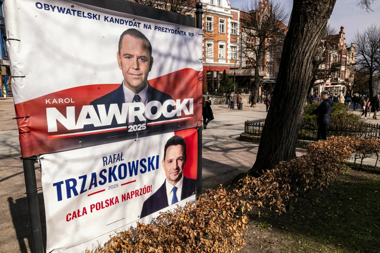 Wybory prezydenckie 2025. Plakaty wyborcze Rafała Trzaskowskiego i Karola Nawrockiego.