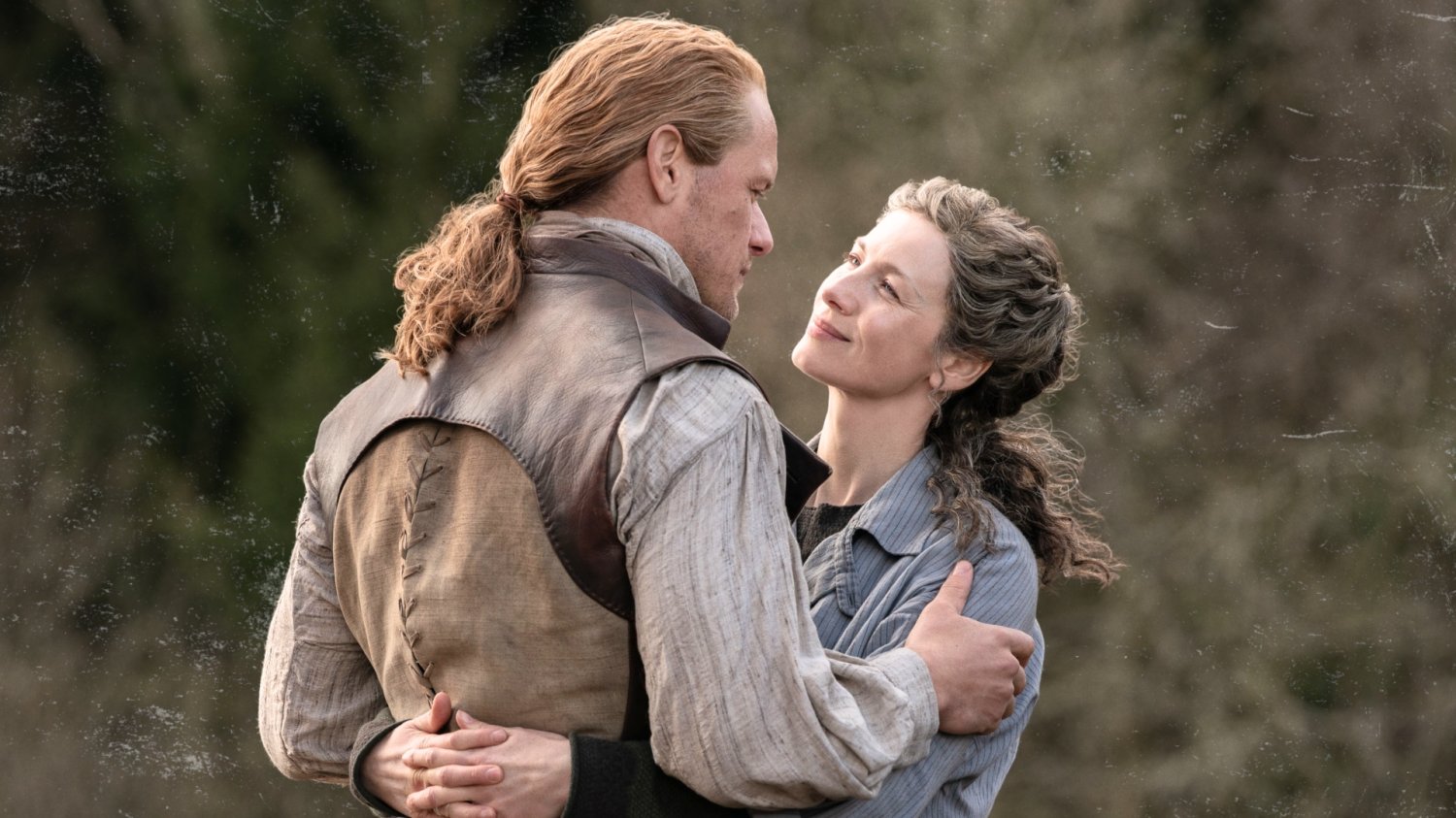 Autorka "Outlandera" dalej miażdży serial. Fani romansu jej przyklaskują Sam Heughan i Caitriona Balfe w 8. sezonie serialu "Outlander"