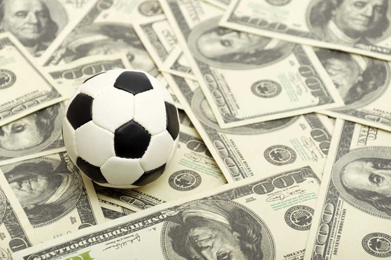 Niski poziom i bardzo wysokie zarobki piłkarzy - tak wyglądają realia w polskiej ekstraklasie piłkarskiej