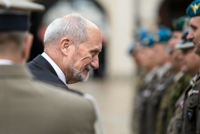 Krzysztof Badeja, który odpowiada za bezpieczeństwo informacji w Polskiej Grupie Zbrojeniowej, miał poważny problem z alkoholem, informuje tygodnik "Polityka".