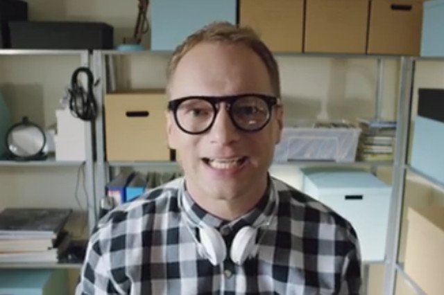 Maciej Stuhr w roli recenzenta z YouTube'a.