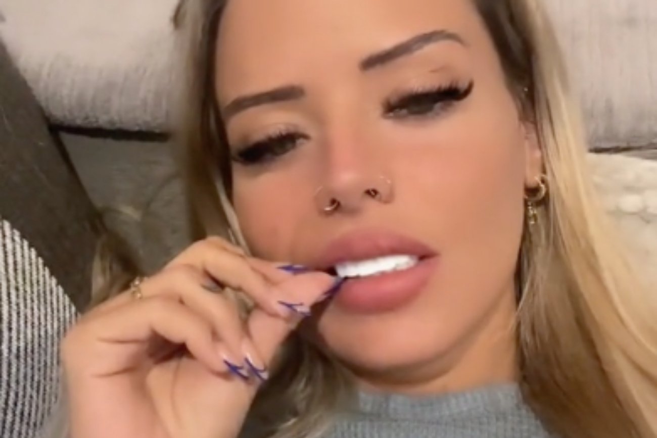 Kobieta pokazuje swoje zęby